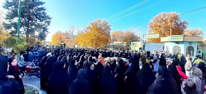 پیکر شهید مدافع امنیت با حضور گسترده مردم در نهاوند تشییع شد