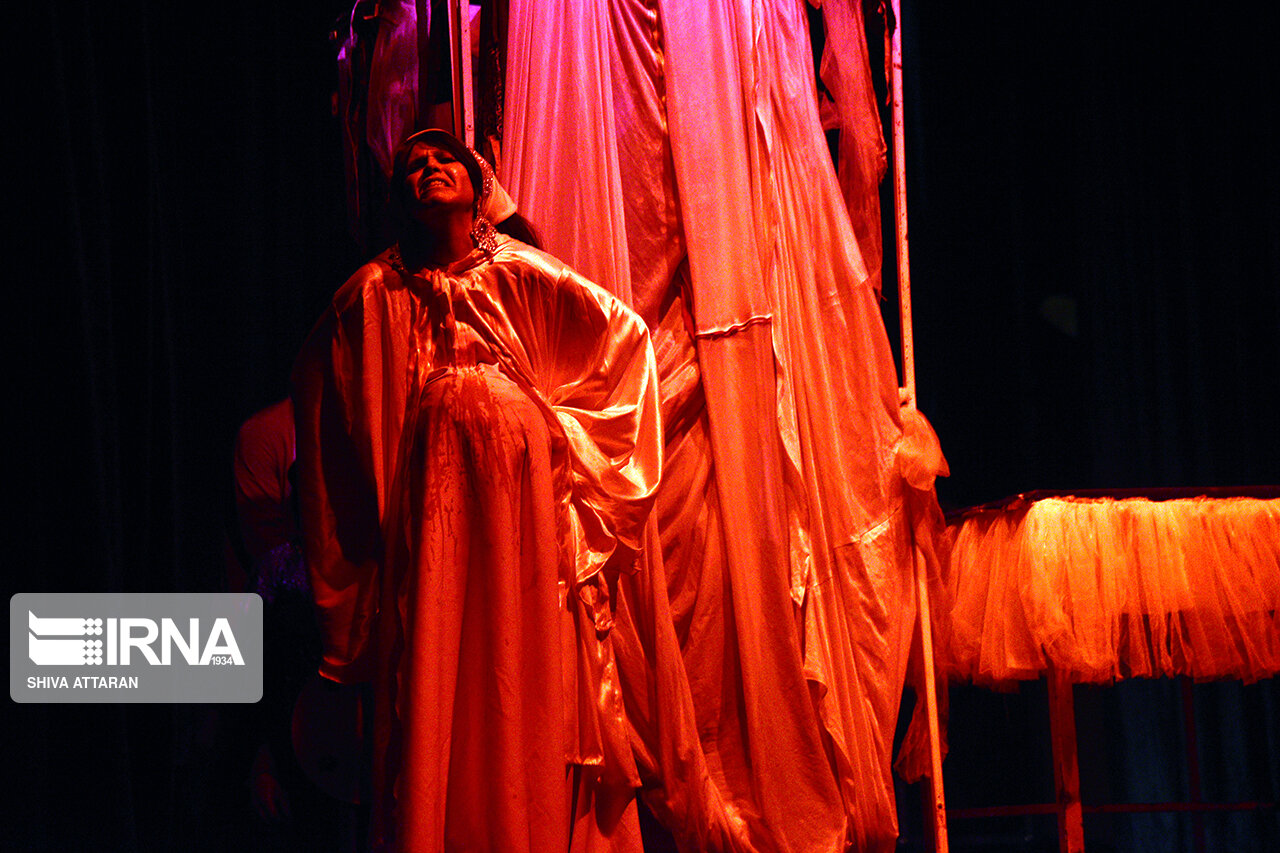 تماشاخانه بدون تماشاگر؛ روایتی از جشنواره تئاتر استانی فارس  تماشاخانه بدون تماشاگر؛ روایتی از جشنواره تئاتر استانی فارس