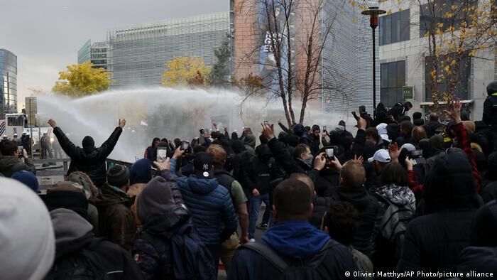 صف‌آرایی شهروندان اروپا در مقابل محدودیت‌های کرونا