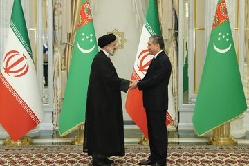 دیدار رؤسای جمهور ایران و ترکمنستان در فرودگاه عشق‌آباد