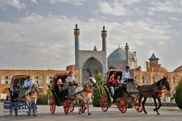 Туристы осматривают историческую площадь Накш-э Джахан в Исфахане.
© IRNA
