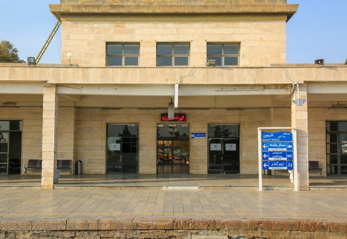 نفس ایستگاه خسته قطار قزوین به شمارش افتاده است