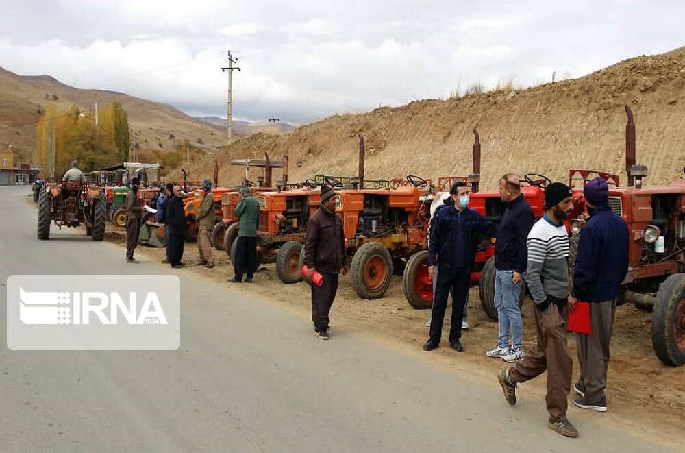 هزار دستگاه تراکتور کشاورزان مهابادی در صف پلاک‌گذاری قرار دارد