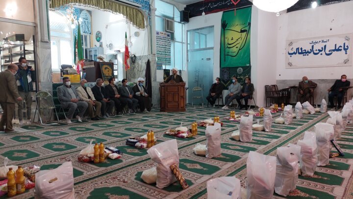 ۲۰۰ بسته معیشتی آستان قدس رضوی در ملایر توزیع شد
