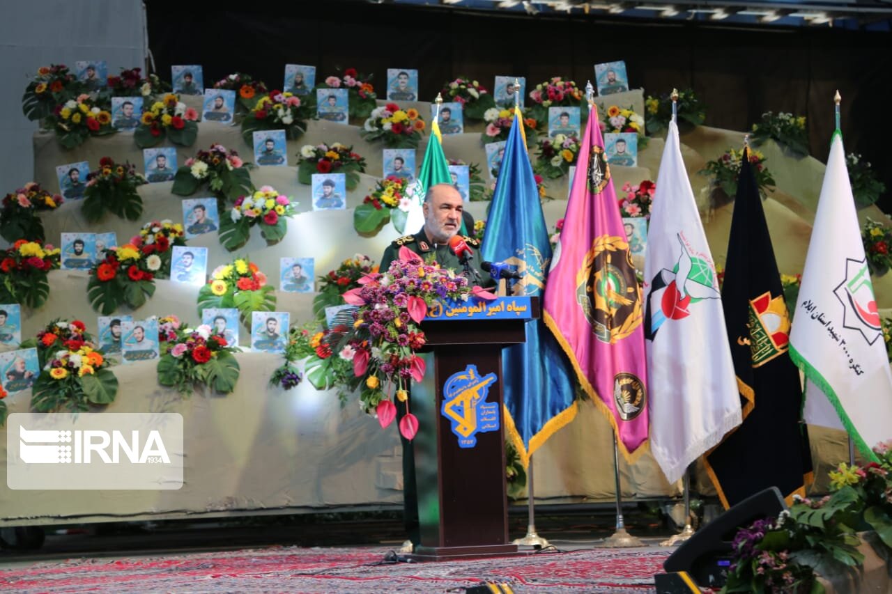 سردار سلامی: ملتی که از ارزش های خود دفاع نکند، ذلیل می شود