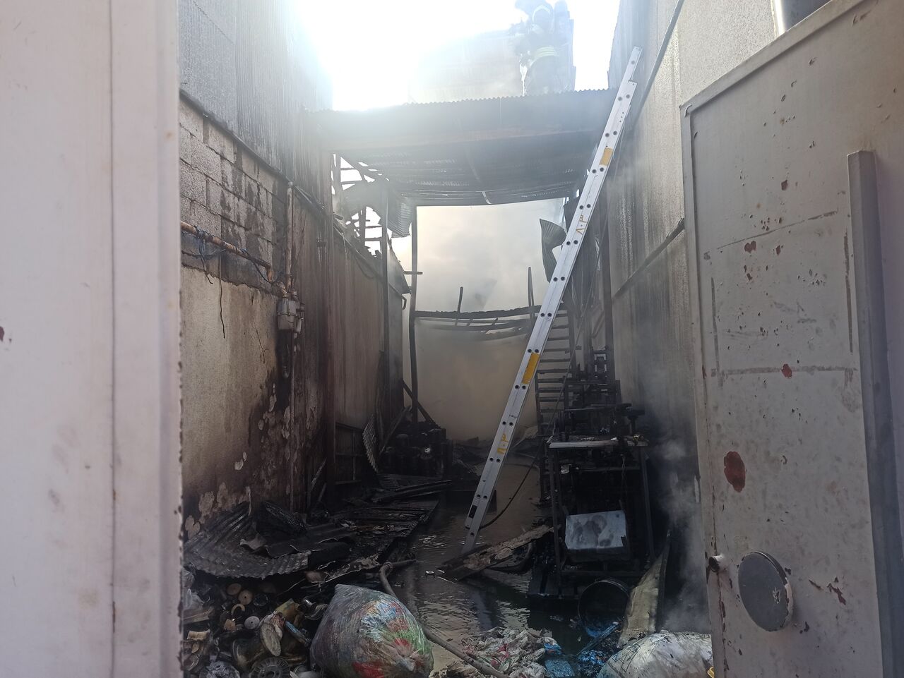 یک کارگاه تولیدی اسکاچ در رشت در آتش سوخت