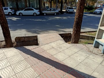 عکس/ پیاده رو شهر کرمان برای توانجویان/مسیر معلولان دقیقا وارد جوی آب می شود