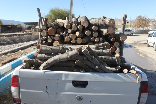 تشدید کنترل مبادی ورود و خروج جهرم برای مقابله با قاچاقچیان زغال تشدید کنترل مبادی ورود و خروج جهرم برای مقابله با قاچاقچیان زغال