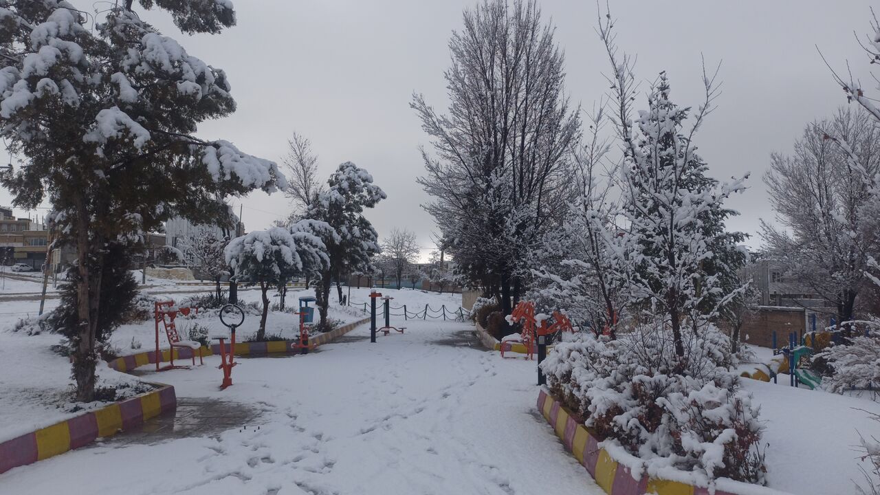 بارش نخستین برف پاییزی آذربایجان غربی را فرا گرفت