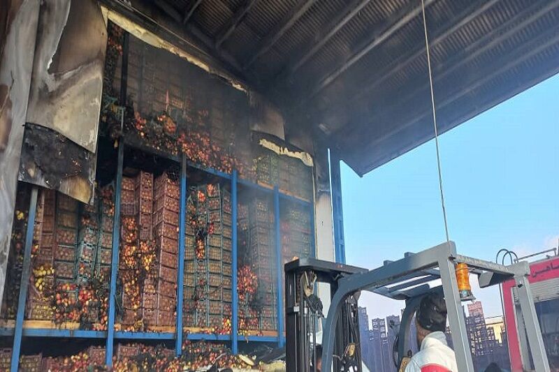 آتش سوزی در سردخانه شاهین دژ بیش از ۲۰۰ تُن سیب را از بین برد