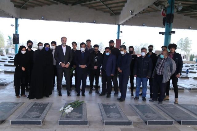 جشنواره تئاتر استان یزد با گلباران قبور مطهر شهدا آغاز شد