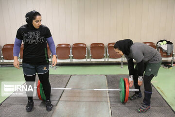 Iran : entraînement des équipes nationales d'haltérophilie masculine et féminine