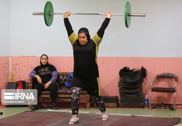 Iran : entraînement des équipes nationales d'haltérophilie masculine et féminine