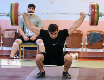 Iran : entraînement des équipes nationales d'haltérophilie masculine et féminine