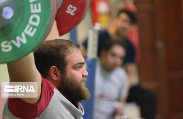 Iran : entraînement des équipes nationales d'haltérophilie masculine et féminine