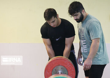 Iran : entraînement des équipes nationales d'haltérophilie masculine et féminine