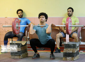 Iran : entraînement des équipes nationales d'haltérophilie masculine et féminine