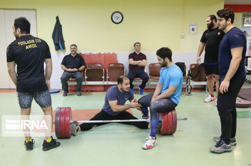 Iran : entraînement des équipes nationales d'haltérophilie masculine et féminine