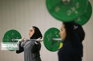 Iran : entraînement des équipes nationales d'haltérophilie masculine et féminine