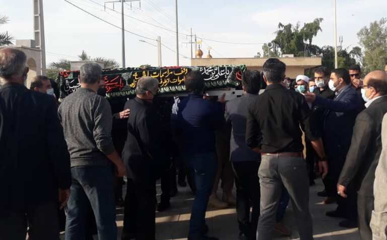 پیکر پاک مادر شهید دفاع مقدس در گناوه باشکوه تشییع شد