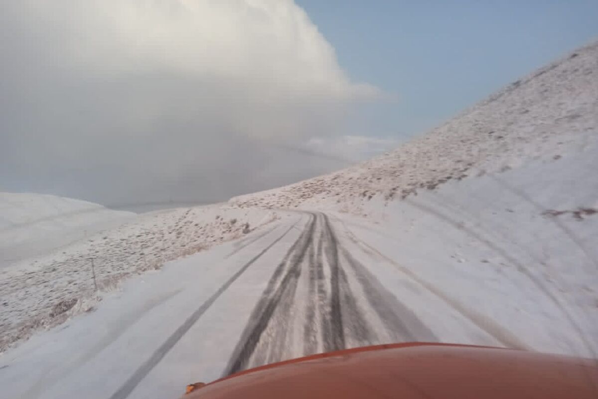 محورهای ۷ روستای اشنویه برف‌روبی و بازگشایی شد