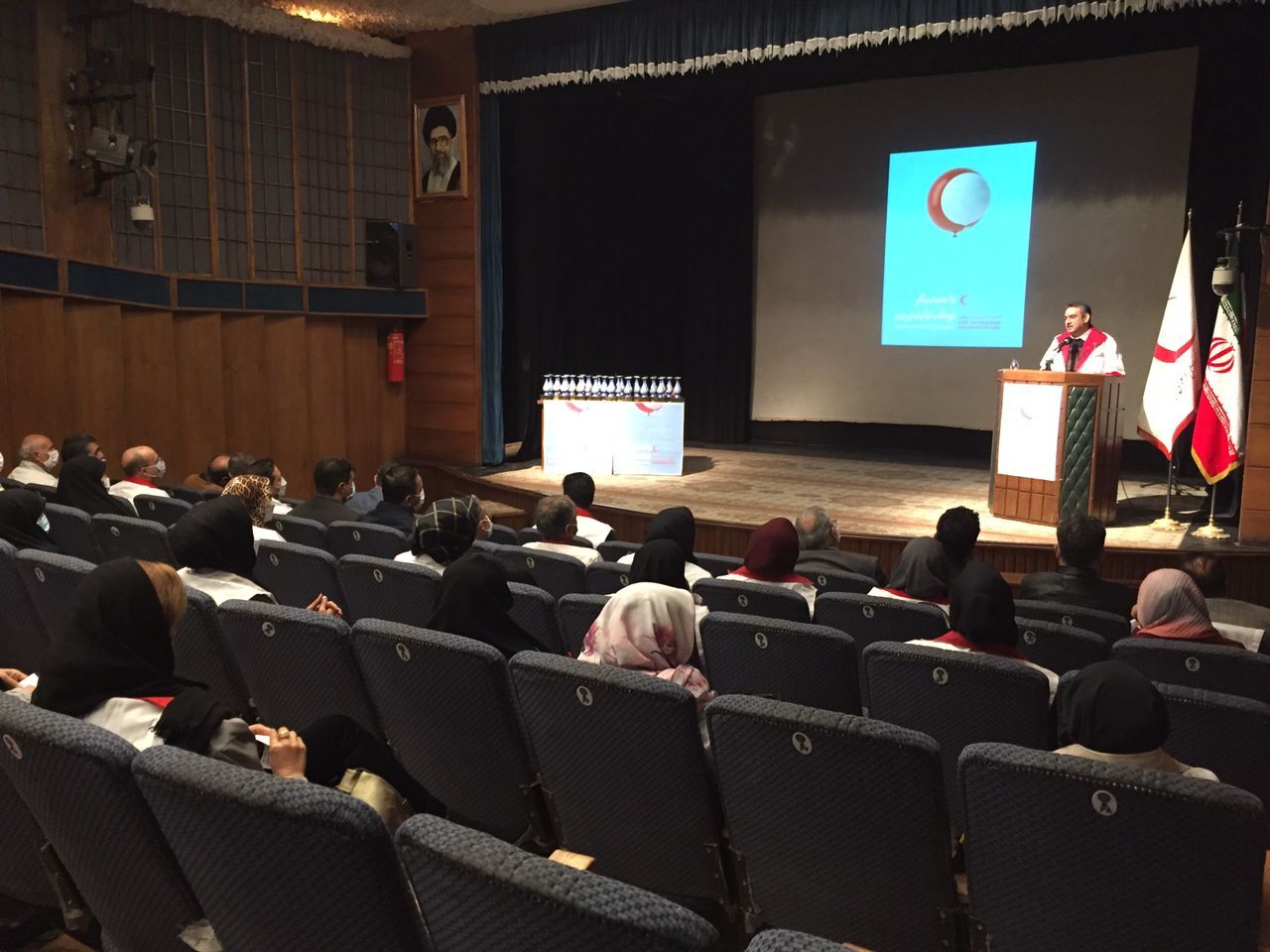 داوطلبان هلال احمر بدون چشمداشت برای کاهش آلام انسانی تلاش می‌کنند