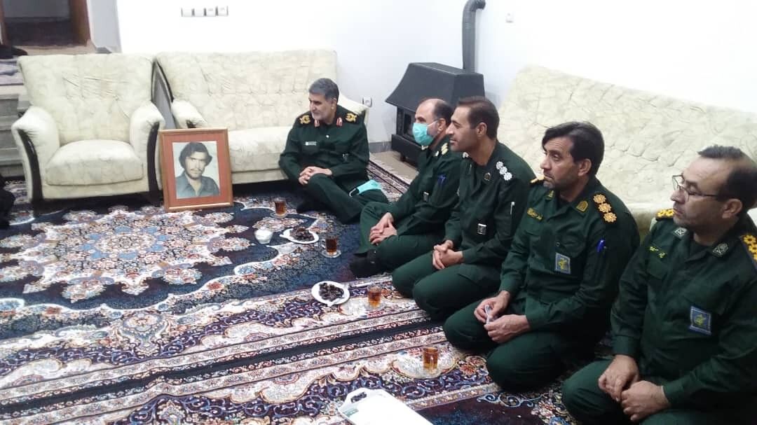 شهیدان هویت ملت ایران و محافظان عزت کشورند شهیدان هویت ملت ایران و محافظان عزت کشورند