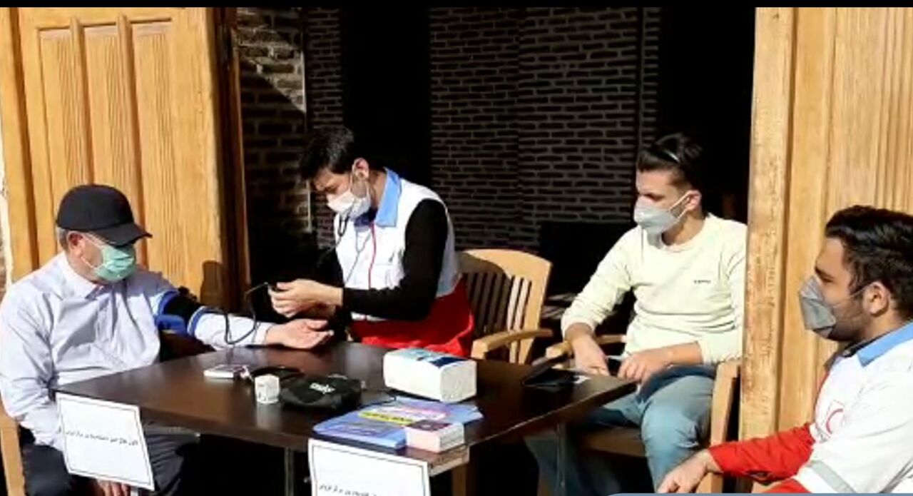 فیلم:اندازه گیری فشارخون نمازگزاران نماز جمعه قزوین