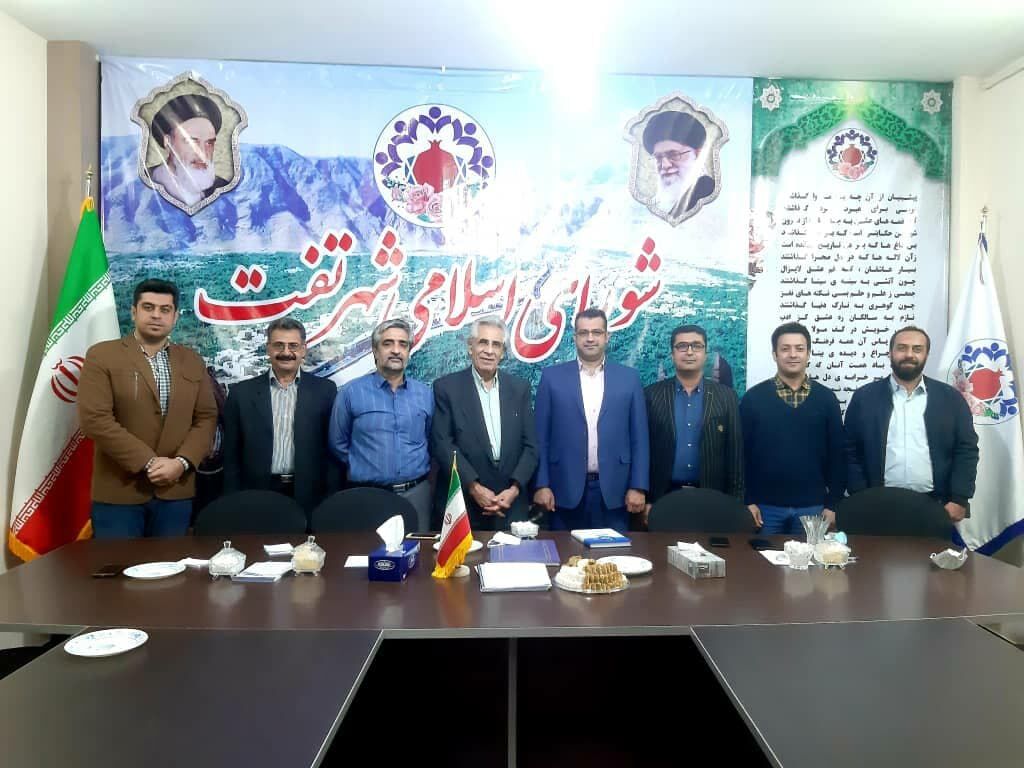 کارشناس اقتصادی: مطالبه‌گری، راه توسعه تفت است