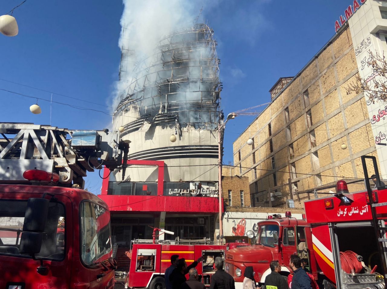 آتش‌سوزی برج تجاری کرمان / مطالبه چرایی تاخیر در امدادرسانی از پای صحنه