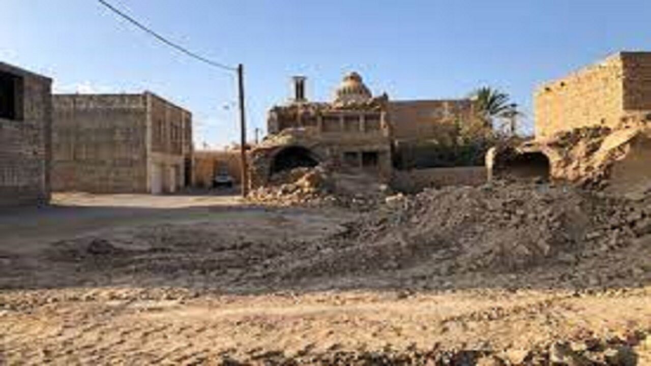تخریب یک خانه  قدیمی در بافت تاریخی مهریز با دستور قضایی متوقف شد