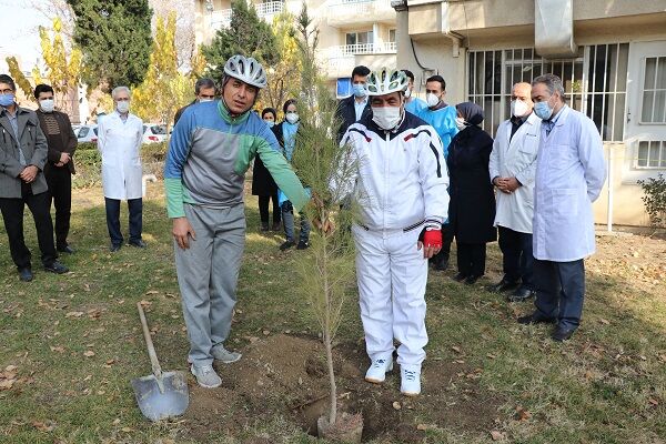 دوچرخه‌سواران سفیر صلح و سلامت در ارومیه، نهال غرس کردند