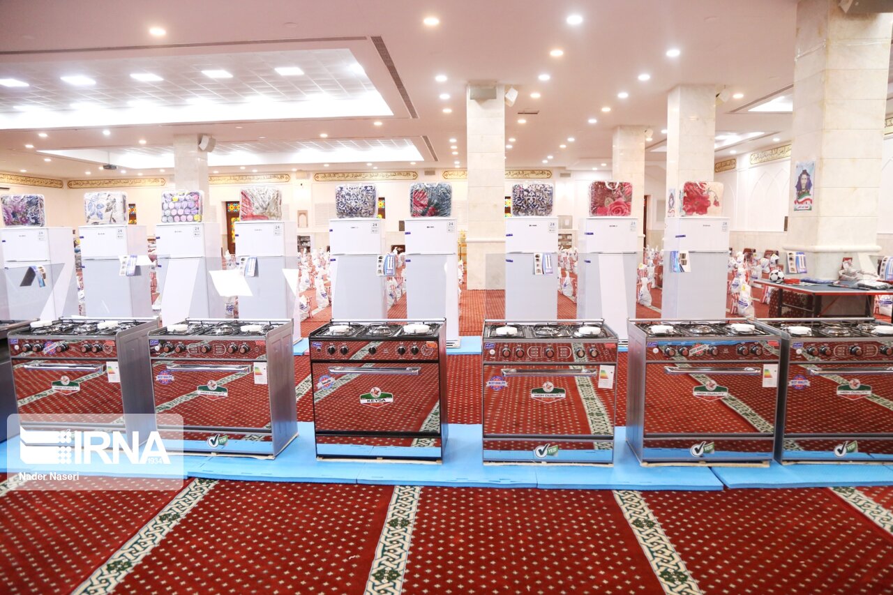 اهدا ۱۸۰ سری جهیزیه و توزیع بستههای معیشتی اهدا ۱۸۰ سری جهیزیه و توزیع بستههای معیشتی