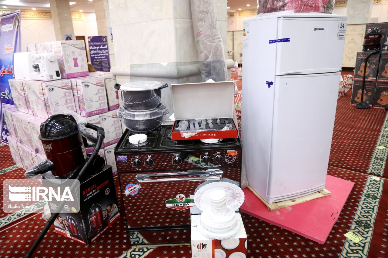 اهدا ۱۸۰ سری جهیزیه و توزیع بستههای معیشتی اهدا ۱۸۰ سری جهیزیه و توزیع بستههای معیشتی