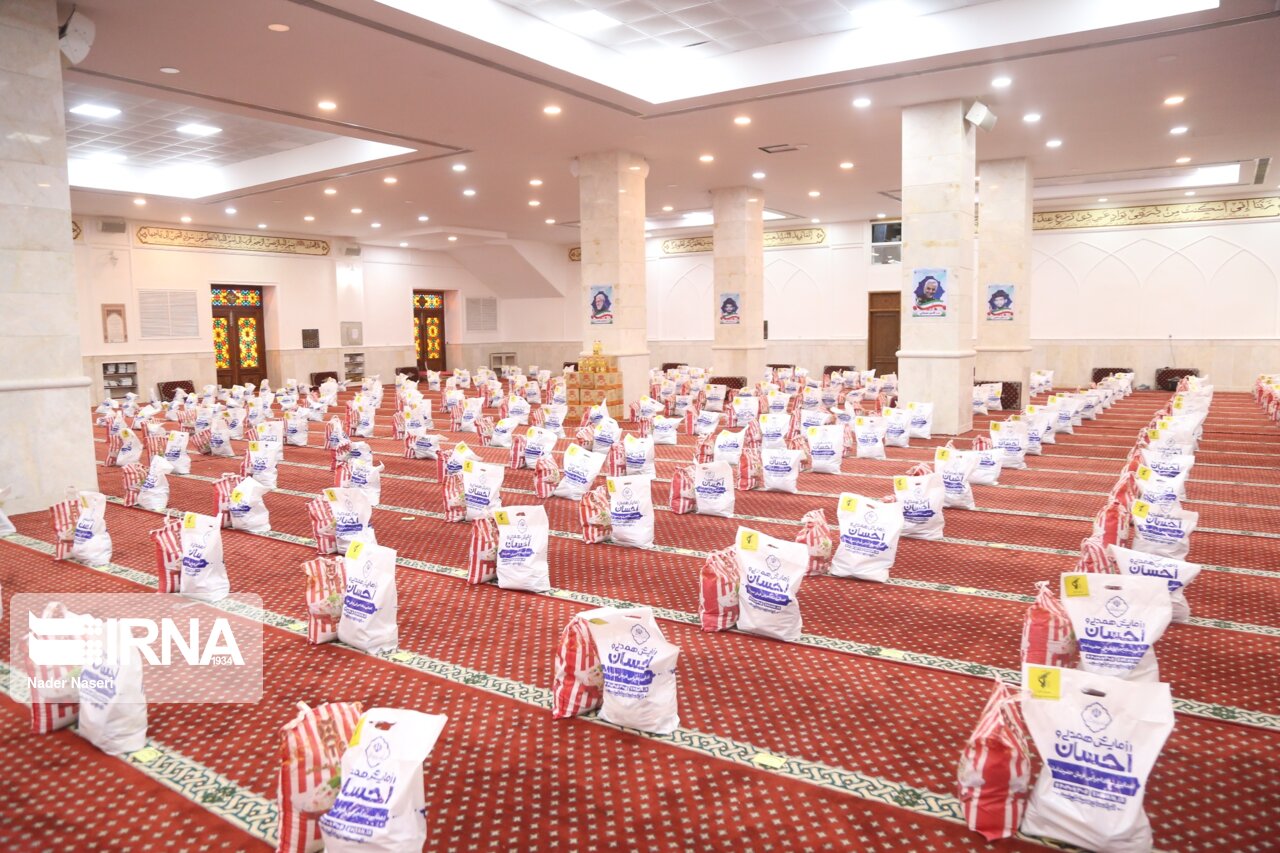 اهدا ۱۸۰ سری جهیزیه و توزیع بستههای معیشتی اهدا ۱۸۰ سری جهیزیه و توزیع بستههای معیشتی