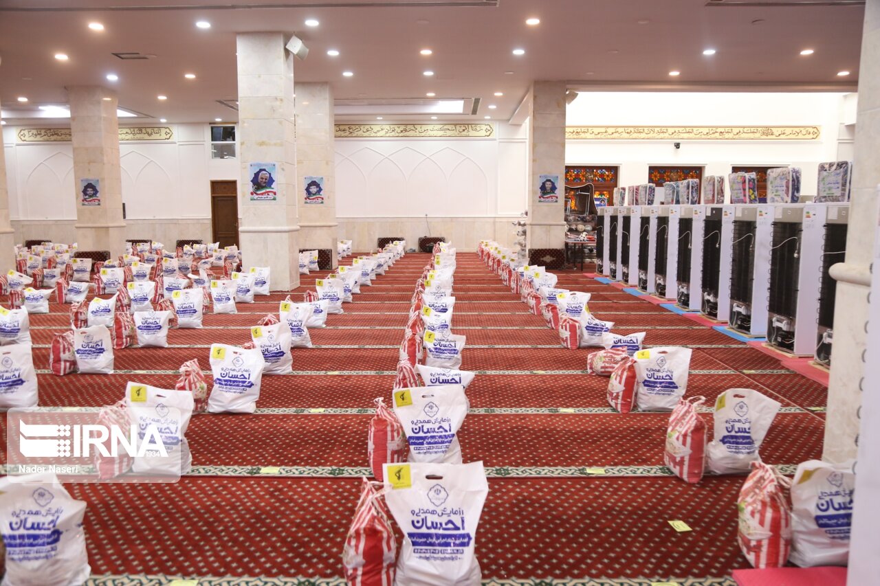 اهدا ۱۸۰ سری جهیزیه و توزیع بستههای معیشتی اهدا ۱۸۰ سری جهیزیه و توزیع بستههای معیشتی