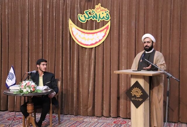 محفل ادبی طنز قندشکن در یزد برگزار شد