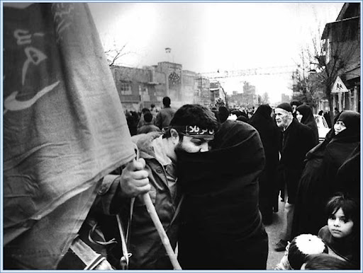 پیشانی بند "یا زهرا س" با قرآن؛ آینه و دودِ اسپند