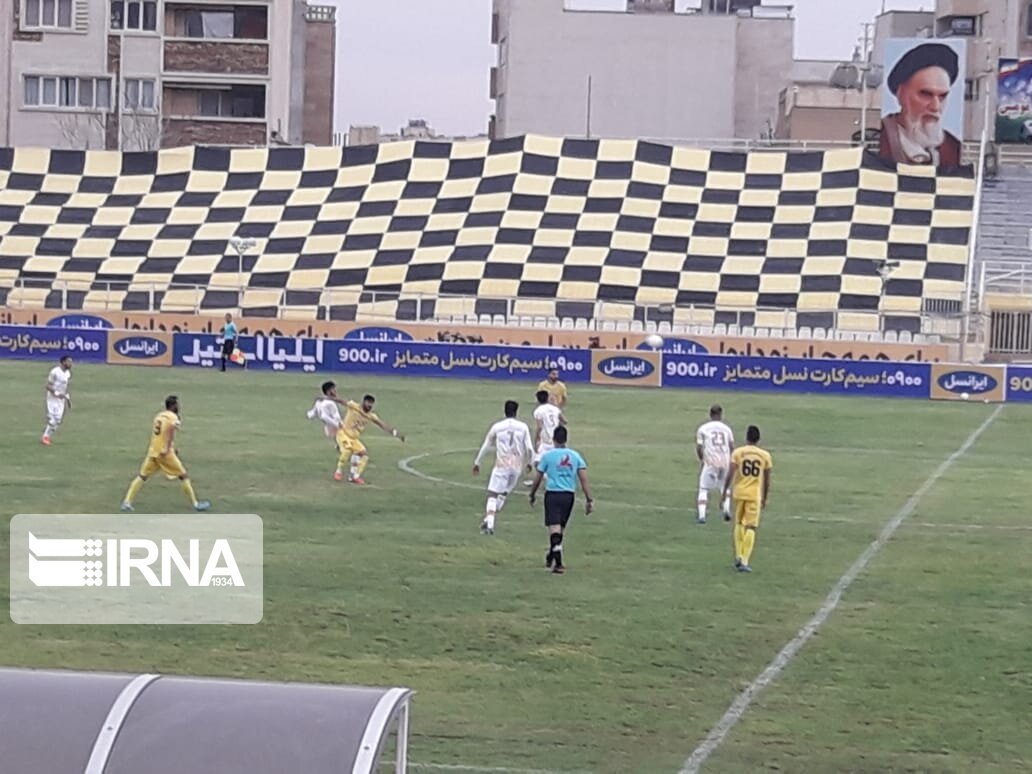 خبرنگاران شیرازی کنفرانس خبری سرمربی تیم مس رفسنجان را ترک کردند خبرنگاران شیرازی کنفرانس خبری سرمربی تیم مس رفسنجان را ترک کردند