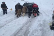 امداد رسانی به خودروهای گرفتار در برف اشنویه