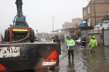 بارندگی شبانه و تلاش برای رفع آبگرفتگی معابر و برف روبی در ارومیه