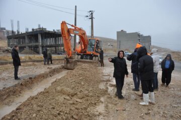 تلاش کارکنان شهرداری مهاباد برای ساماندهی نقاط سیل زده