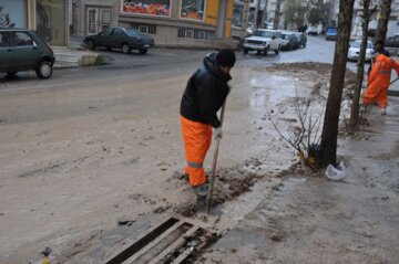 تلاش کارکنان شهرداری مهاباد برای ساماندهی نقاط سیل زده