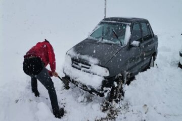 امداد رسانی به خودروهای گرفتار در برف اشنویه