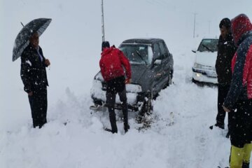 امداد رسانی به خودروهای گرفتار در برف اشنویه