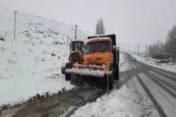 امداد رسانی به خودروهای گرفتار در برف اشنویه