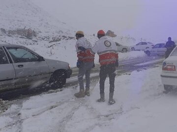 نجات ۱۹ کوهنورد از برف و سرما توسط امدادگران هلال احمر