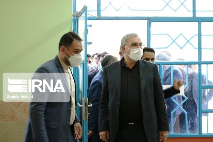 دخترک روستایی خاتم یزد: آقای وزیر، تو رهبر را می ببینی کاری کن ببینمش