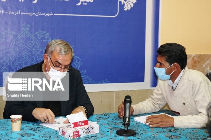 دخترک روستایی خاتم یزد: آقای وزیر، تو رهبر را می ببینی کاری کن ببینمش