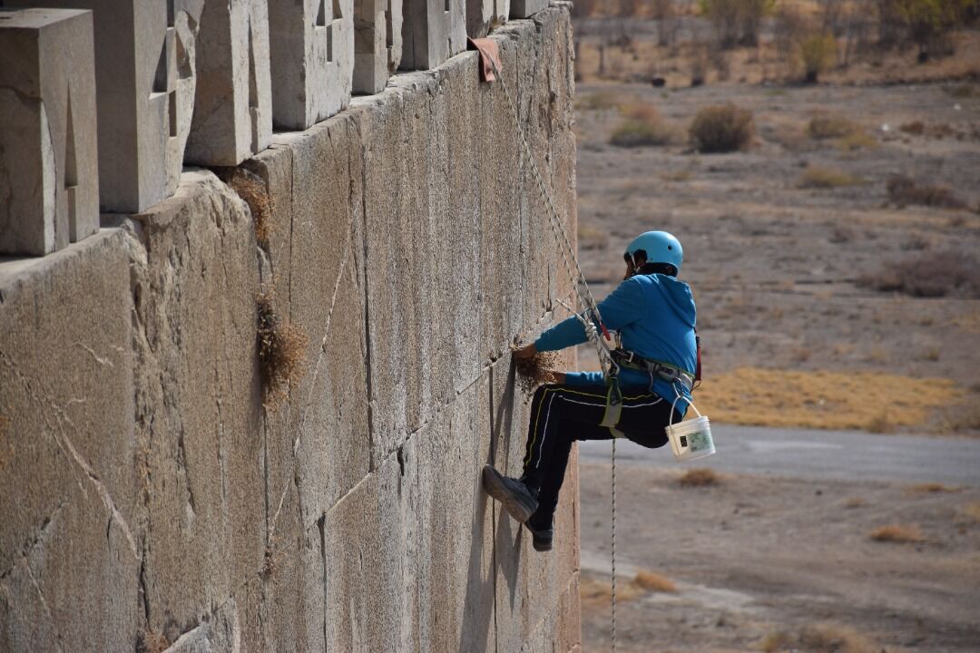 پاکسازی آرامگاه داریوش و دیواره صفه در تخت جمشید آغاز شد پاکسازی آرامگاه داریوش و دیواره صفه در تخت جمشید آغاز شد